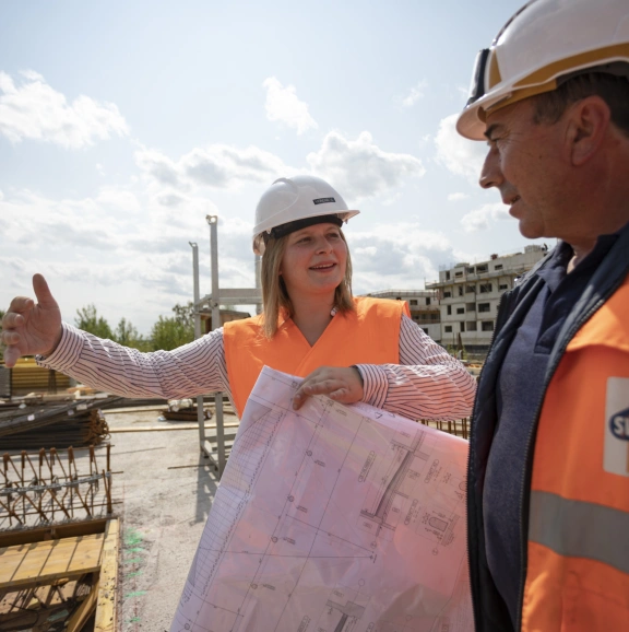 Bauarbeiterin und Bauarbeiter auf einer Baustelle von Swietelsky
