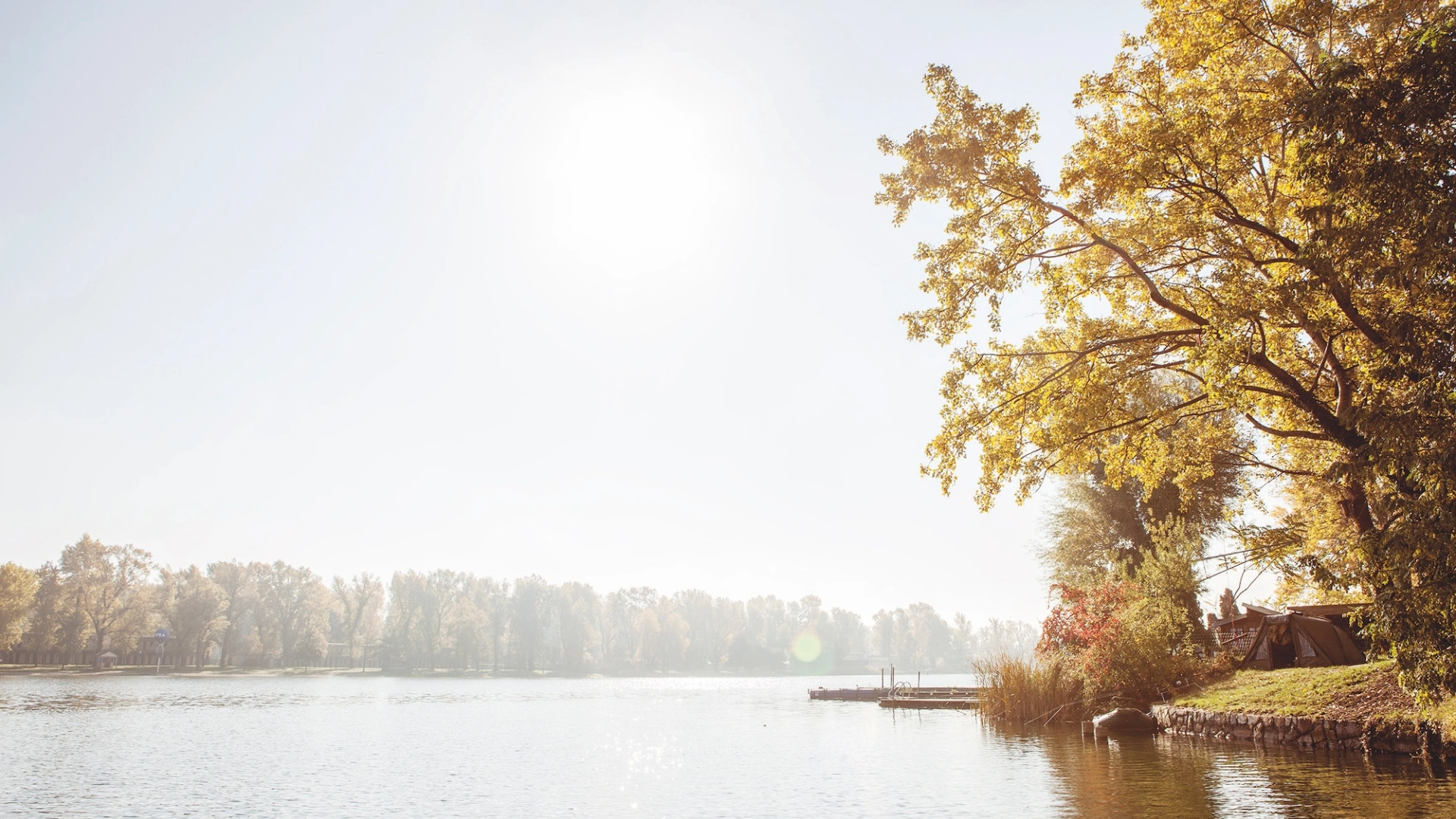 Seeblick mit warmer, sonniger Lichtstimmung