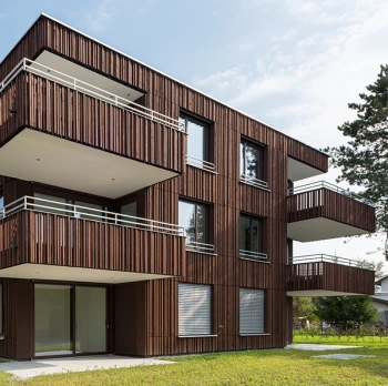 Außenansicht mit dunkler Holzfassade von Projekt Kreuzbergstraße