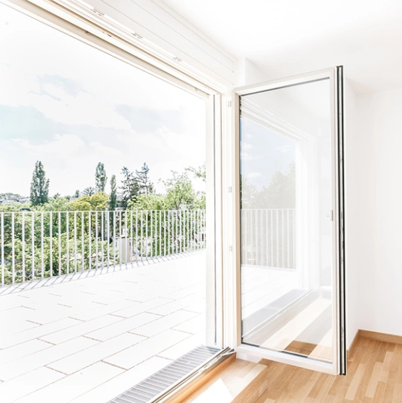 offene Balkontüre mit Blick auf Terrasse und grüne Aussicht