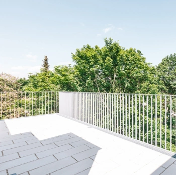 Terrasse in den neuen Villen mit Blick ins Grüne
