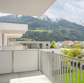 Ausblick vom Balkon in die Berge