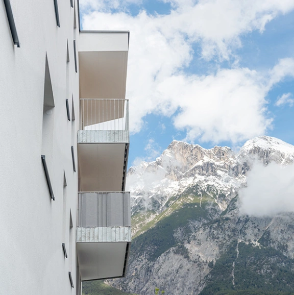 Detailaufnahme Fassade mit Ausblick rechts in die Berge